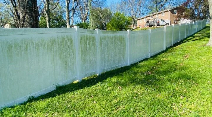 White vinyl fence suitable for fence cleaning